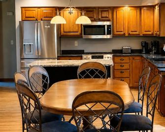 Lake Wazeecha Getaway - Spacious 4 Bd/3ba Vacation Home With Rare Lake Frontage - Wisconsin Rapids - Kuchyň