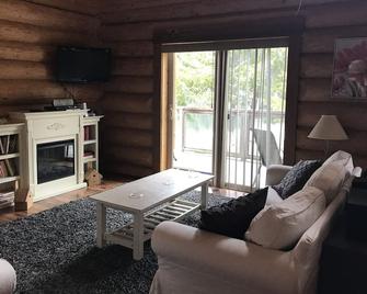 Beaver Lake Resort - Lake Cowichan - Living room