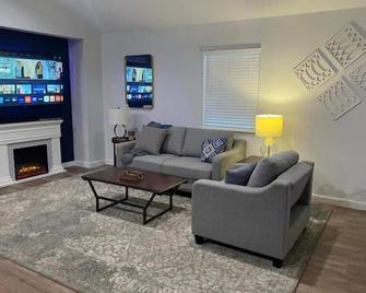 Cozy Luxury Cottage in Country with Fireplace & Hot Tub - Grove - Sala de estar