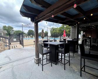 Forest Getaway & Golf at Lake - Bloomington - Patio