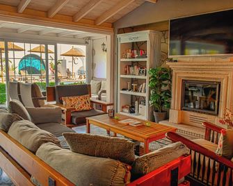 Bay C Hotel - אלאקאטי - טרקלין