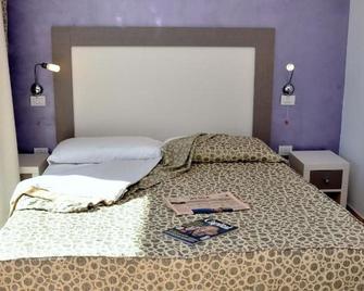 Gil's Hotel - Olbia - Bedroom