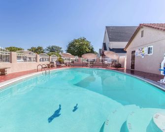 Travelodge by Wyndham Merced Yosemite - Merced - Zwembad