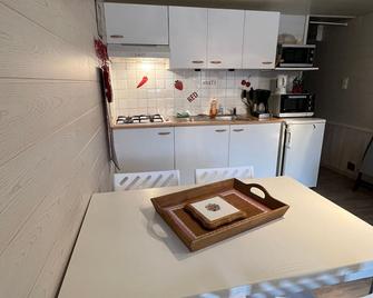 Charmant Gîte en Montagne avec Terrasse et Garage, Proche La Bresse Ski et Sentiers Balises - FR-1-589-17 - Cornimont - Cocina