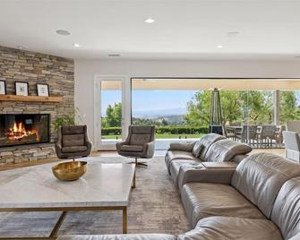 The Ultimate Luxury Getaway: 4BR Estate on 10 Acres! -Just 40 Mins from LA! - Castaic - Huiskamer
