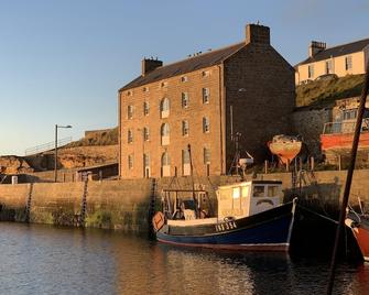 Luxury Apartment Overlooking The Harbour, The Bay And The Moray Firth - Forres - Building