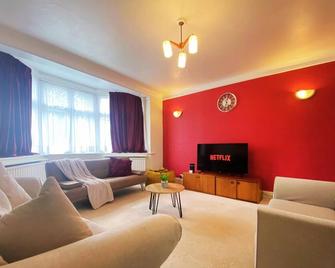 Bright and Spacious 4 Bedroom Home - Crystal Palace - Living room