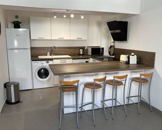 Bel appartement 4 étoiles Centre Historique Toulon - Toulon - Kitchen