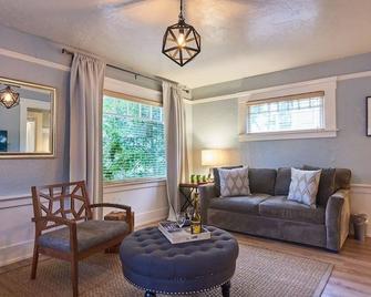 Waterfront Boutique Bungalow 1-Walk To Ferry To San Francisco, Free Wifi Parking - Vallejo - Living room