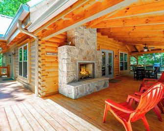 Newly Built, Secluded Log Cabin. 15 min to Downtown. Hot Tub. - Chattanooga - Patio