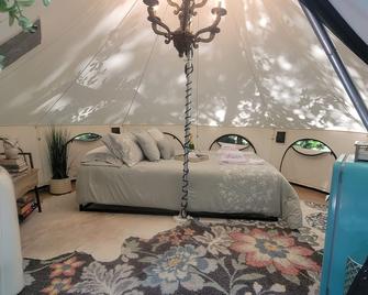 Romantic Farm Getaway - Piedmont - Bedroom