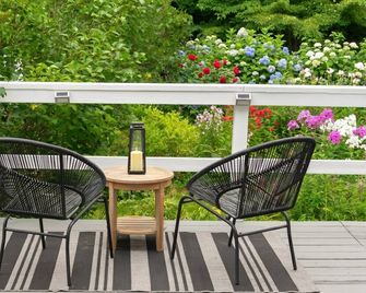 Artist Bluff: Chic 1br Retreat | King Bed, Fireplace, Private Access - Lincoln - Patio