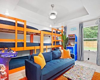 Tide + Tailgate - Sleeps 12, Arcades, Mini Golf - Gainesville - Living room