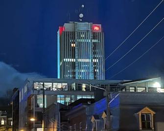 walk to Rue St-Jean: Pet-Friendly |Full Kitchen + Free Street Parking - Quebec - Edificio