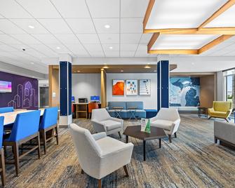 Holiday Inn Express & Suites Marinette By IHG - Marinette - Lounge