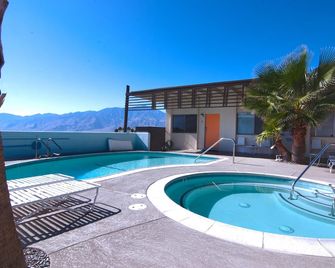The Getaway 1BR #1: Pool, Mountain View, Kids/Pets welcome - Desert Hot Springs - Pool