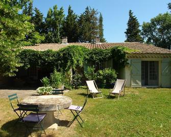 A lush garden near one of Provence's most beautiful villages - Eygalières - Patio