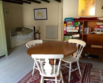 Our House In Foulounoux Is Comfortable, Relaxed And Rustic And We Love It! - Exideuil - Comedor