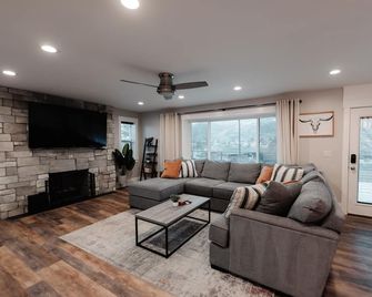 Updated 4/3-bedroom 2-Bath house in welcoming South Ogden - South Ogden - Sala de estar