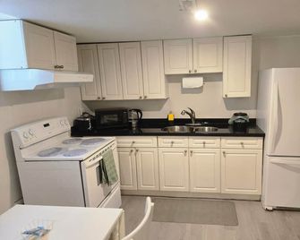 Private Entrance, Lower suite, 1 bedroom, exclusively yours, nice neighborhood - Pickering - Kitchen