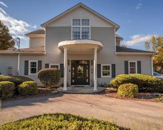 Beautiful lakefront getaway with hot tub! - Greenwood Lake - Edificio