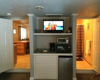 Open All Year Ausable River Access Newly Remodeled! - Roscommon - Kitchen