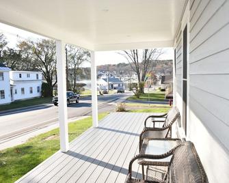 Meredith Bay - Brand New 2nd and 3rd floor Apartment in Private Home - Meredith - Patio