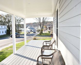 Meredith Bay - Brand New 2nd and 3rd floor Apartment in Private Home - Meredith - Balkon