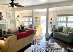 \'Pineapple Bungalow\' Located steps to the Ocean. Relax & make memories in SB. - Seal Beach - Living room