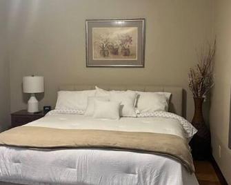 Clover Cottage close to UD Short & Extended Stays - Dayton - Bedroom