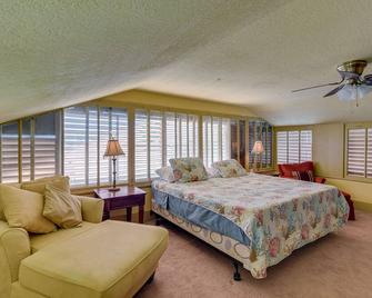 Central Galveston Home Less Than 1 Mi to Beach! - Galveston - Bedroom