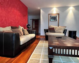 Entire Home Nested Between Woods and Lakes 8 Guests 3 Bedrooms 5 Beds 3.5 Baths - Galway - Phòng khách