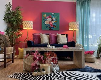 Cheerful 2 Bedroom Home| Free Wifi| Washer & Dryer| Roku Tv - Madison Heights - Living room
