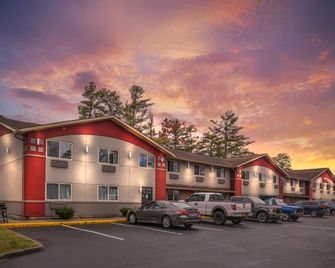 Red Roof Inn Queensbury - Queensbury - Budova