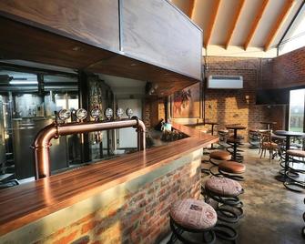Thanda Tau - Hostel - Roadside - Bar