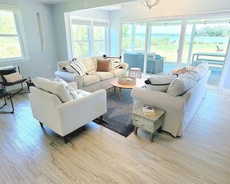 Waterfront!! Hot Tub 3 Bedroom Oasis On 2+ Acres - Sleeps 8 - Cambridge - Living room