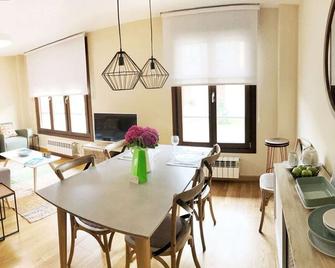 Apartamentos Venuntiempo Selnatur - Llanes - Dining room