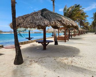 Beachfront Condo directly on the private beach - Ground Floor - Coxen Hole - Beach