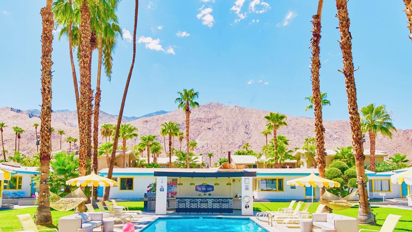 A Place in The Sun Hotel - Adults Only Big Units, 24h Heated Pool & Spa in 1 Acre Park Prime Location, Dog Friendly, Top Midcentury Modern Boutique Hotel