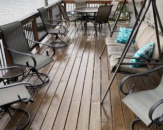 Lakefront Rustic Log Cabin on Gorgeous Lake Coeur D' Alene! - Harrison - Balcony