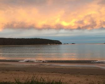 The Beach House, Right on the Beach - Batemans Bay - Beach