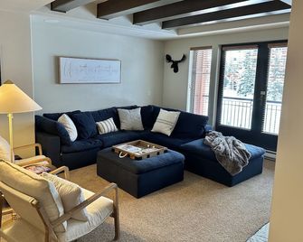 Recently updated & true ski-in/out 2Bed/3Bath. Closest building to the lifts! - Solitude - Sala de estar