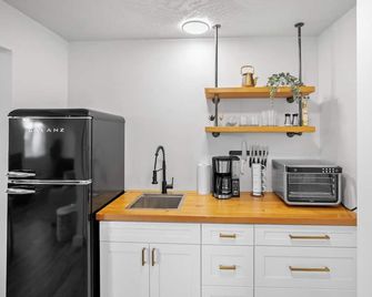 Stunning Riverside Suite | Kitchenette, Firepit - Lake Cowichan - Kitchen