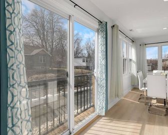 Chic 4br Lakefront Canal Escape - Antioch - Balcón