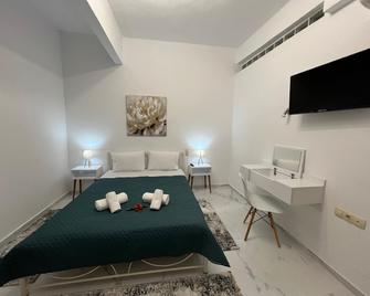 Kourites Apartments - Zarós - Habitación