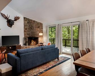 Cabin w Hot Tub, WiFi, Deck, Grill & Dog-Friendly! - Berkeley Springs - Living room