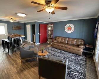 Talkin Tackle Outfitter and Lodge - Middle Valley - Living room