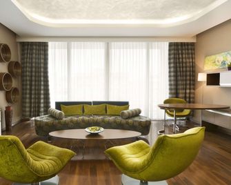 Ramada by Wyndham Podgorica - Podgorica - Wohnzimmer