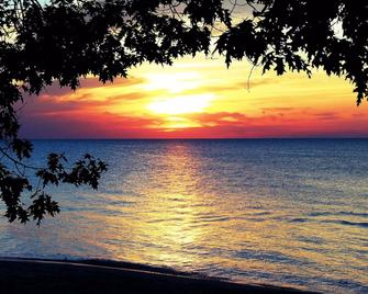 Gold Coast Family Cottages - Oscoda - Playa