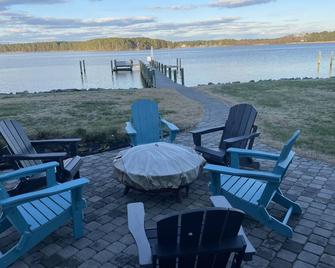 Waterfront 3000 Sqft Home W/ Pier, Wrap Porch, Kayak, Paddle Board, Fire Pit - Piney Point - Patio